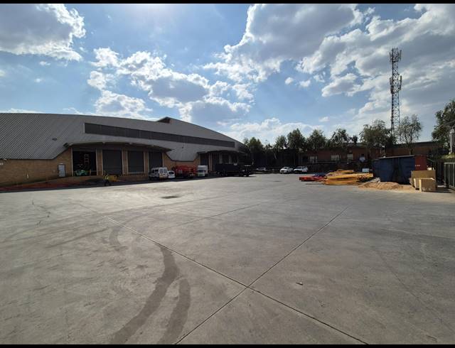 7,671M² WAREHOUSE TO LET IN LONGMEADOW
